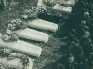 Hromadného pohřbu v Dalešicích se zúčastnilo velké množství lidí