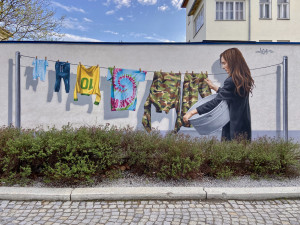 Malba je o všech rodičích, kteří ztratili své děti ve válce, říká autor graffiti na jihlavském nádraží