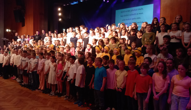 Dvojka je jednička. Ve Žďáru slavili sedmdesát let od otevření základní školy