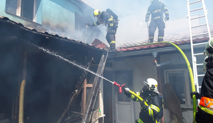 V Těšanech hořel rodinný dům, škoda je čtyři miliony. Při zásahu se zranil hasič