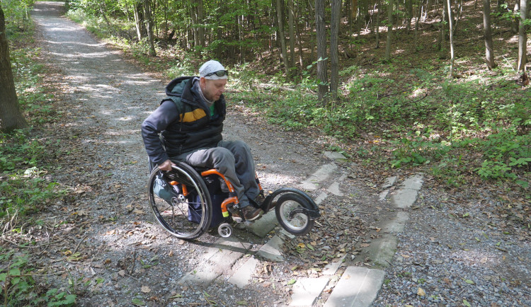 V brněnských lesích přibyly bezbariérové stezky pro vozíčkáře a rodiče s kočárky