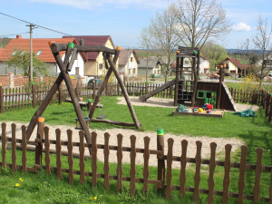 V Řehořově si mají kde hrát. Hřiště letos dostane novou umělou trávu