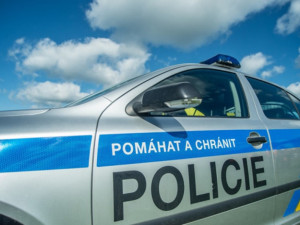 Řidiče elektrického skútru závora nezastavila. Prorazil ji a ujel
