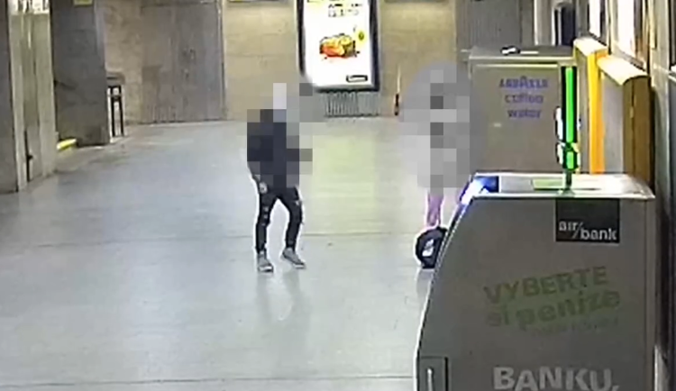 VIDEO: Mladý výtržník rozbil teleskopickým obuškem nápojový automat. Při zadržení u něj strážníci našli nůž