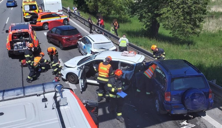 Kolize pěti aut na hodinu uzavřela dálnici D2 těsně před Brnem, vznikaly kolony