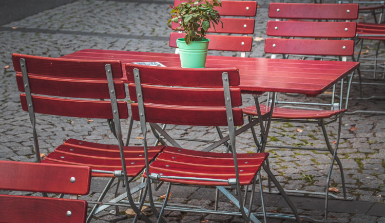 Muži z Brna se nelíbilo, jak jiný spoluobčan parkuje. Přetáhl ho proto židlí