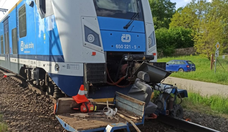 Na železniční přejezd vjel se zahradním traktorem. Střetu s vlakem už nešlo zabránit