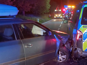 U Výčap v noci havarovala dvě auta, do policejního auta pak narazil další řidič