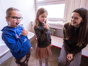 Děti v Jihlavě se učily, jak si čistit zuby. Vysvětlovali jim to starší školáci