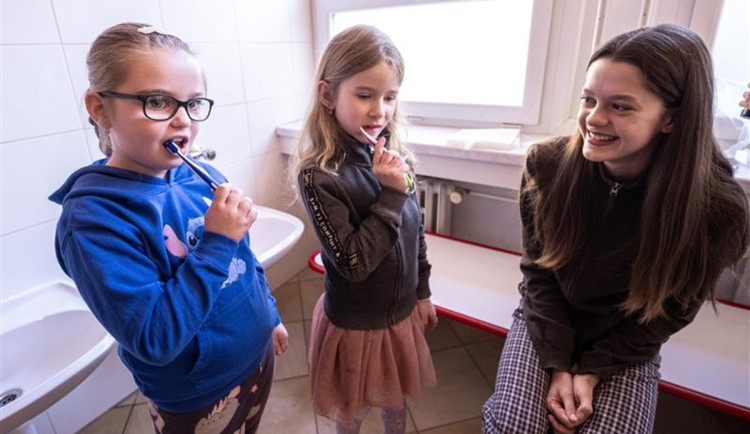 Děti v Jihlavě se učily, jak si čistit zuby. Vysvětlovali jim to starší školáci. Foto: Se svolením Města Jihlava