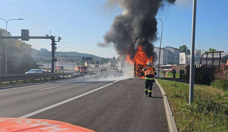 Poblíž Husovického tunelu v Brně vzplál autobus, cestující vyvázli bez úhony