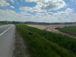 Náhradní silnice u Helenína je hotová, v úterý večer se po ní začne jezdit