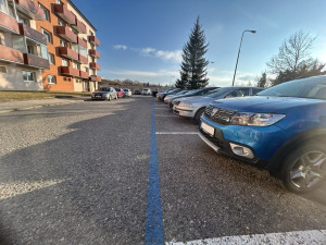 Parkování v Jihlavě VIII: Telečská ulice se pročistila, pomáhají hodiny zdarma