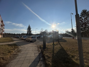 Parkování v Jihlavě VIII: Telečská ulice se pročistila, pomáhají hodiny zdarma