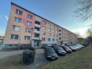 Parkování v Jihlavě VIII: Telečská ulice se pročistila, pomáhají hodiny zdarma