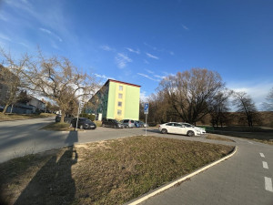 Parkování v Jihlavě VIII: Telečská ulice se pročistila, pomáhají hodiny zdarma