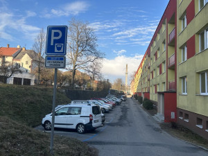 Parkování v Jihlavě VIII: Telečská ulice se pročistila, pomáhají hodiny zdarma