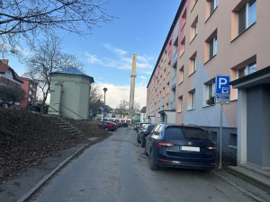 Parkování v Jihlavě VIII: Telečská ulice se pročistila, pomáhají hodiny zdarma