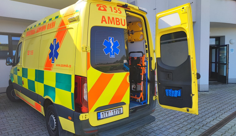 Muž se polil na ulici hořlavinou a zapálil, teď bojuje o život v nemocnici