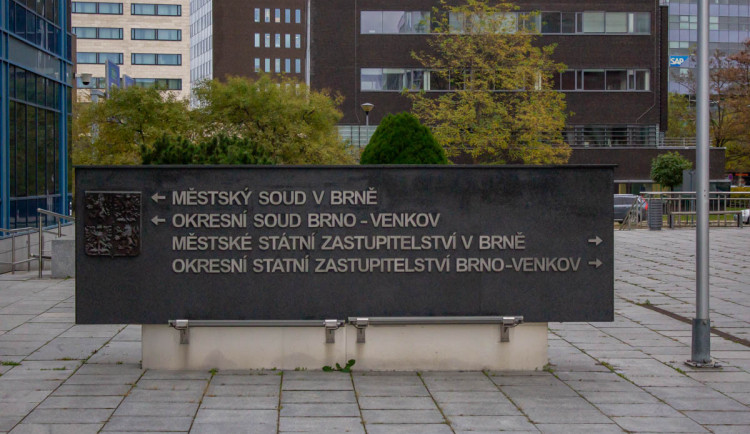 Soud v Brně potrestal muže, který zveřejnil korespondenci expremiérů. Zaplatí 200 tisíc