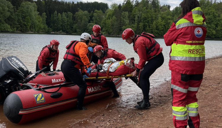 FOTO: Ostravští hasiči ovládli soutěž ve vodním záchranářství