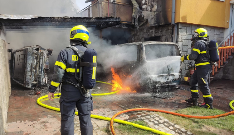 Při požáru přístřešku kompletně shořela dvě auta, kouř byl vidět na stovky metrů