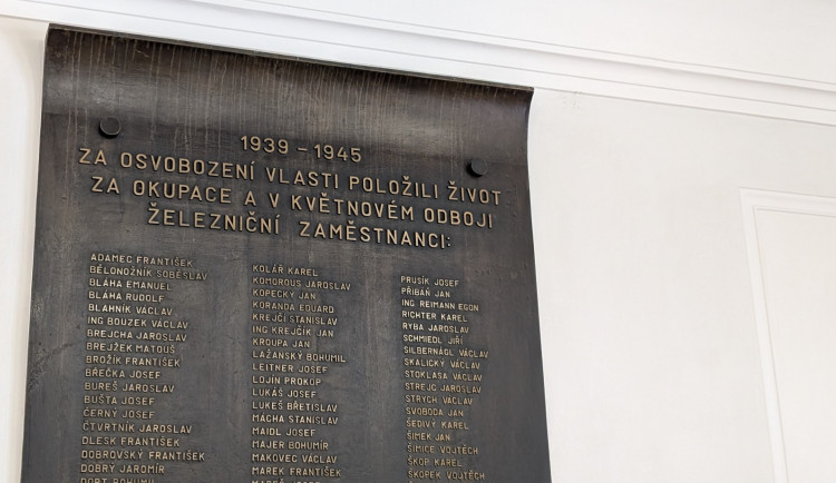 Nadšenci mapují pamětní desky na nádražích, zaměřují se na padlé železničáře