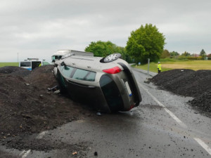 Řidič vjel přes oplocení na staveniště mostu, kde převrátil auto na střechu
