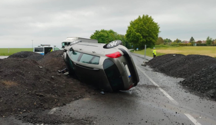 Řidič vjel přes oplocení na staveniště mostu, kde převrátil auto na střechu. Foto: Se svolením ŘSD