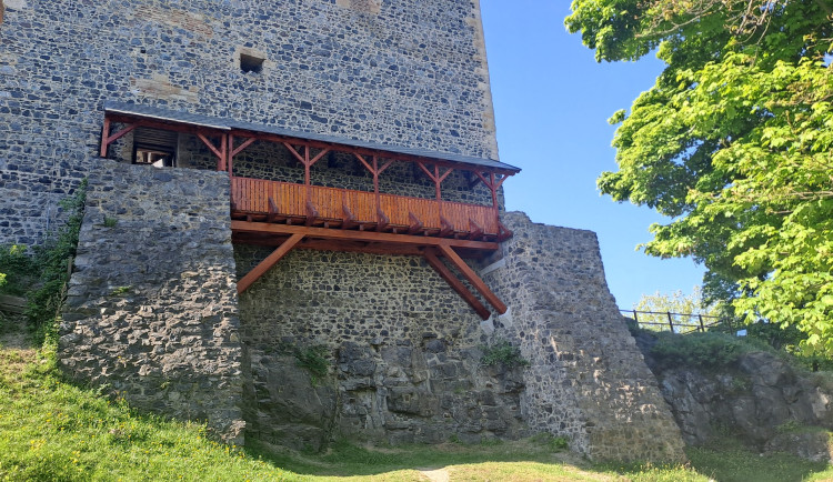 Lávku na hradu Radyně napadla dřevokazná houba, nová vyšla na více než milion