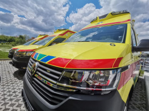Chodkyně přecházela na zelenou, mladý řidič ji při odbočování přehlédl a srazil