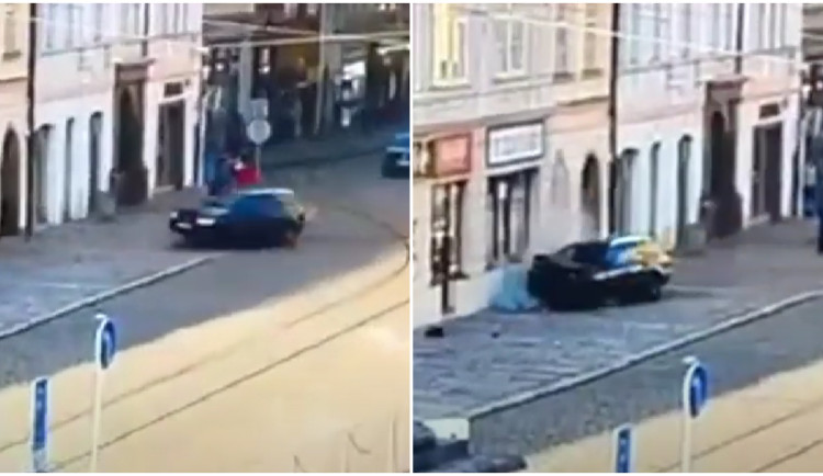 Mladík s Audi vletěl na náměstí na chodník a naboural do domu vedle magistrátu