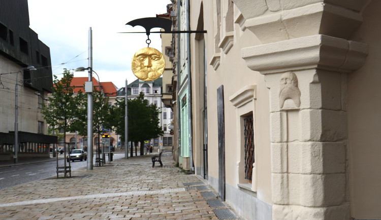 Žulový nárožní reliéf s tváří vousatého muže minulý týden přišel o charakteristický kamenný vzhled památky. Foto: Stanislav Jelínek 