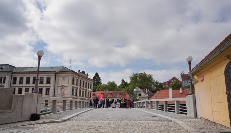 Zrekonstruovaný most v Krumlově je otevřený. Jeho novou éru odstartoval starý Fiat 500