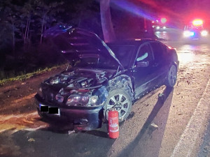 Sedmnáctiletý řidič v BMW se snažil ujet policistům. Při havárii do nich narazil