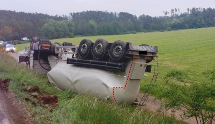 Nehoda na Třebíčsku. Řidič se se svým vozidlem převrátil, skončil v péči lékařů 