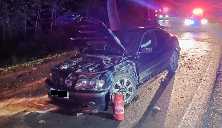 Sedmnáctiletý řidič v BMW se snažil ujet policistům. Při havárii do nich narazil. Foto: Se svolením Policie ČR