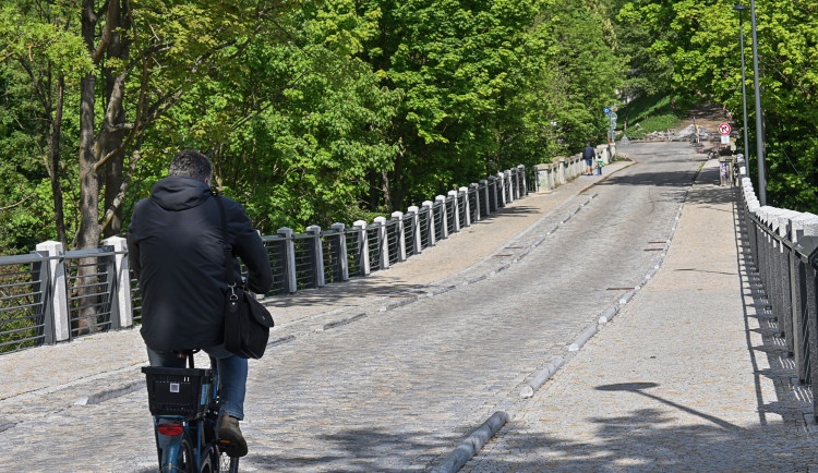 Starý Brněnský most je definitivně opravený, pro auta tam zůstala jednosměrka. Foto: Marie Buláková