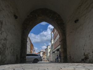 ANKETA: Oprava Brány Matky Boží v Jihlavě vyvolává debatu. Kámen, či omítka?