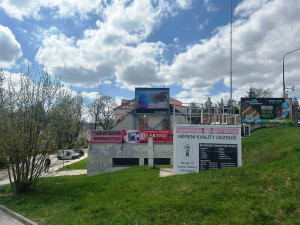 Vizuální smog v Jihlavě. Všechny reklamy nám vadí, ukázala anketa u čtenářů Drbny