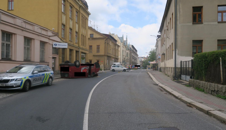 Srážka v Jablonci. Dodávka nedostala přednost a skončila na střeše