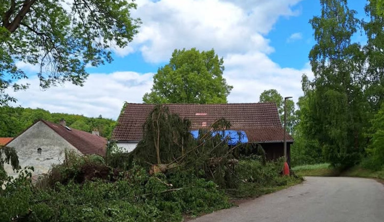 U Českého Krumlova se objevilo tornádo. Znělo to jako jedoucí kolona bagrů, popisují svědci