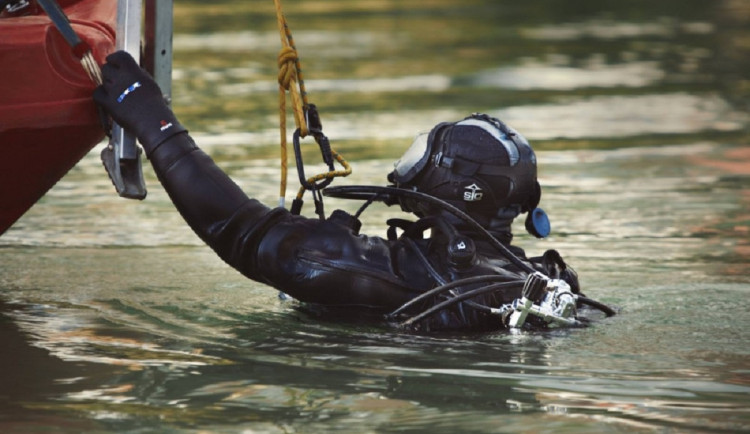 V řece na Plzeňsku plavala mrtvola, jde o staršího muže