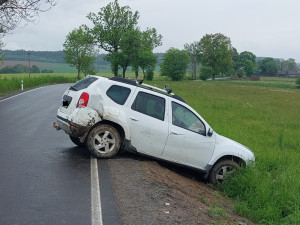 U Dobronína havaroval řidič Dacie. Za bílého dne měl přes tři promile