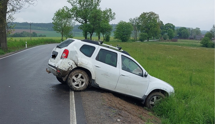 U Dobronína havaroval řidič Dacie. Za bílého dne měl přes tři promile. Foto: Se svolením Policie ČR