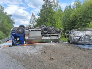 FOTO: Smolný pátek na Havlíčkobrodsku. Řidič, který vezl mléko, skončil na střeše