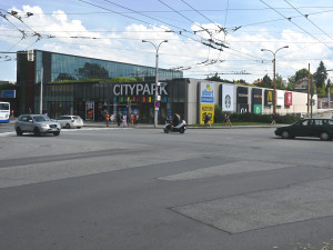 Vandal v Jihlavě rozbil sklo na fasádě Cityparku. Teď ho hledá policie