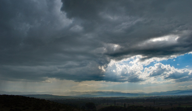 Čeká nás propršený týden, po menším ochlazení půjdou teploty nahoru