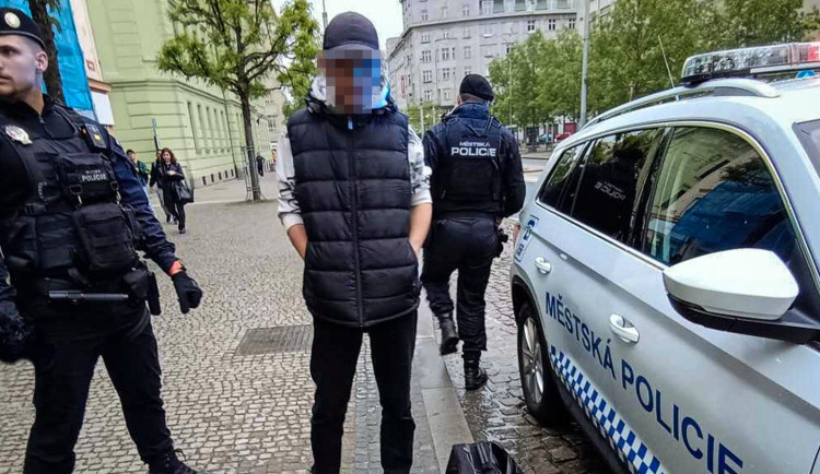 Šlofík na záchodě se cizinci šeredně vymstil, neměl co dělat na toaletě ani v Česku