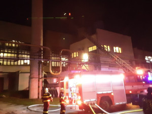 V noci hořelo ve světelských sklárnách, půlmilionová škoda vznikla kvůli prachu